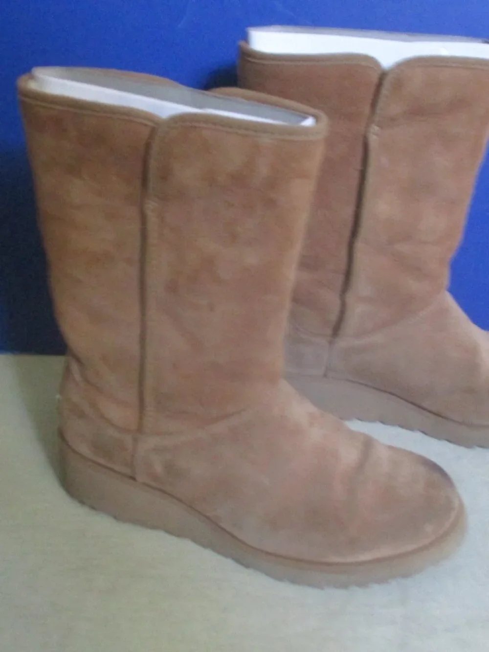 Womans UGG Camel Shearling Lining with an UGG Bag for Each Boot Sz 7 S/N 1013428